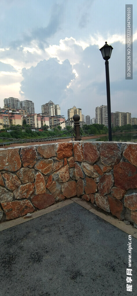 石墙边的城市天际线