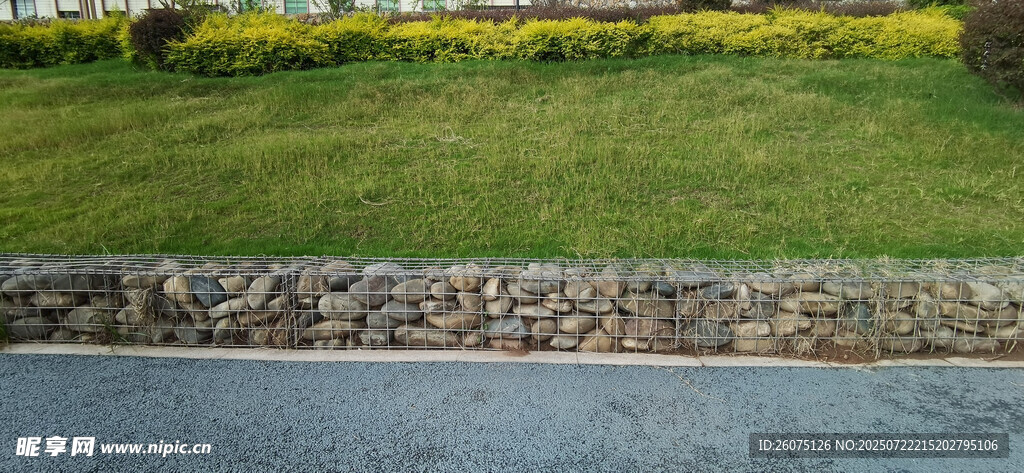 路边石景与绿植景观