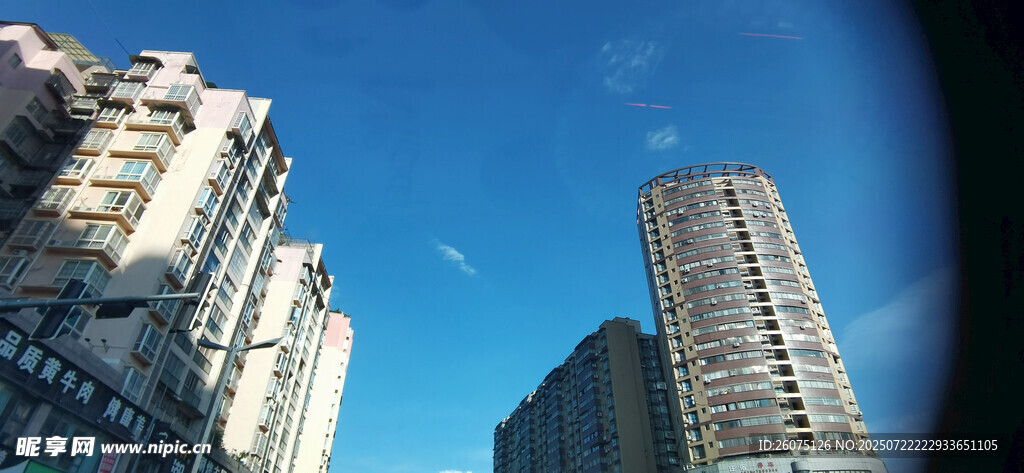 城市高楼与蓝天