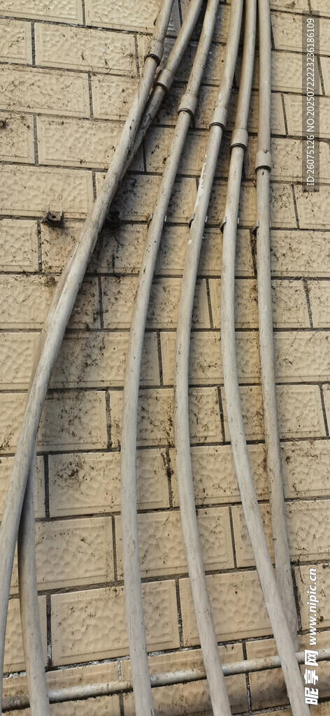 弧形管材靠墙摆放