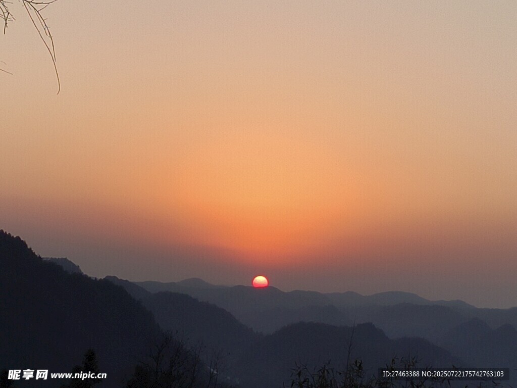 山间日落美景
