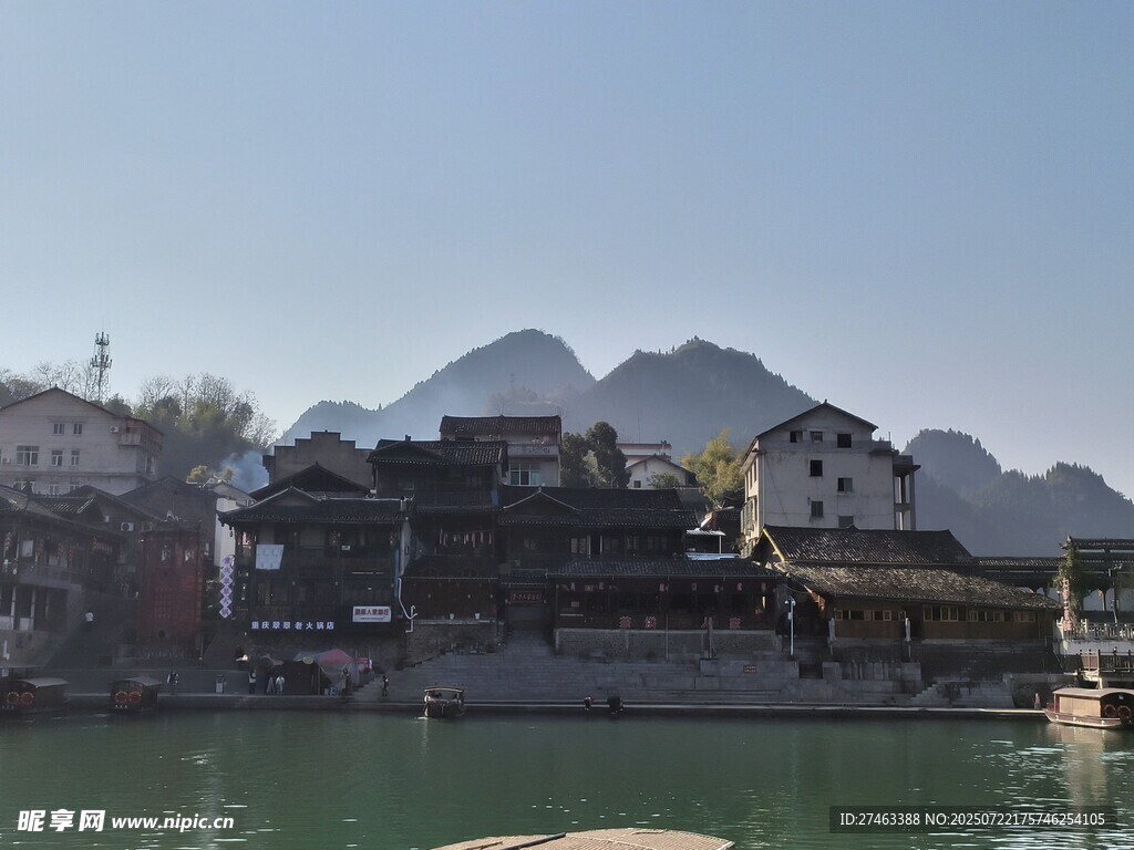 山水间的江畔村落