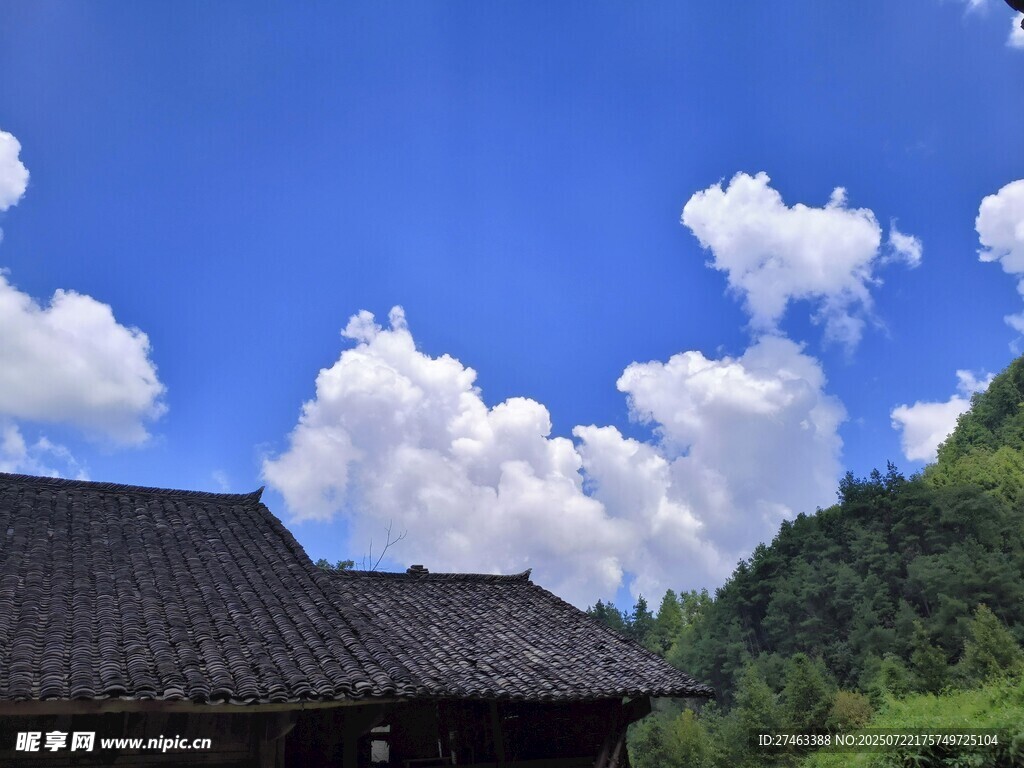 蓝天白云下的古朴民居