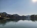 宁静湖畔风光