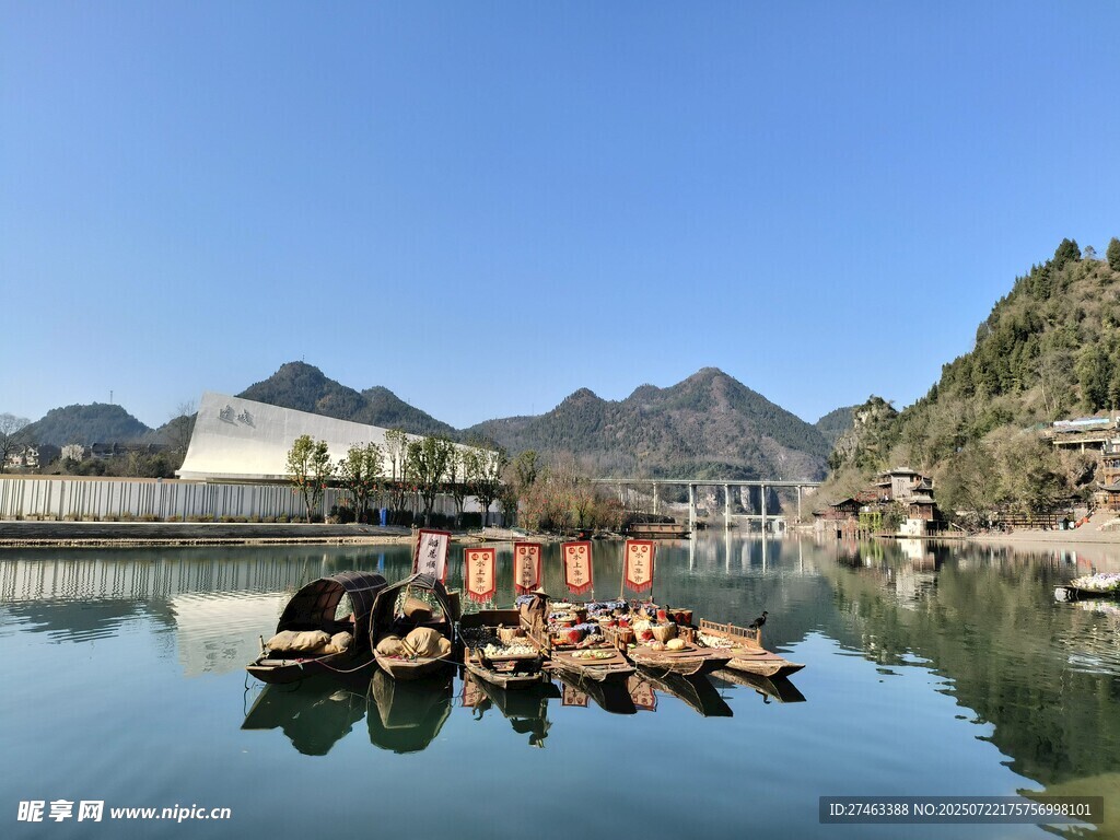 宁静山水间的停泊小船