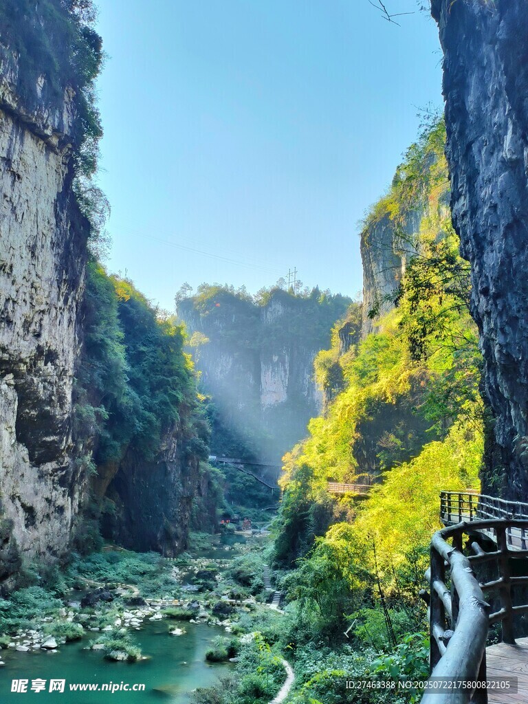 峡谷间的山水秀丽风光