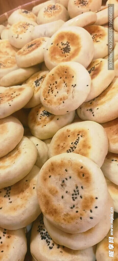 芝麻点缀的美味特色小饼
