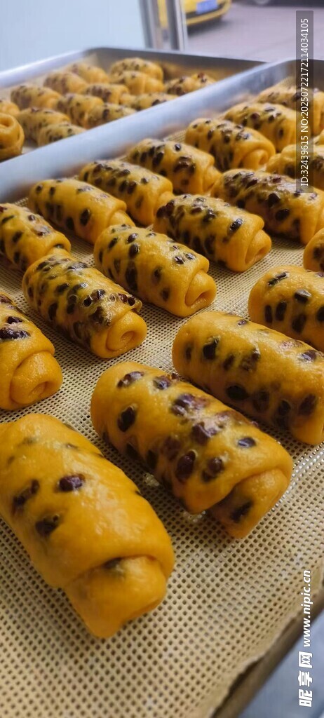 美味芝麻面包整齐排列红豆卷