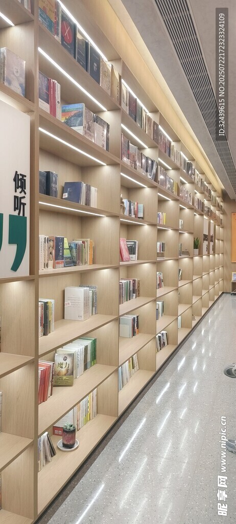 图书馆内整齐的书架陈列