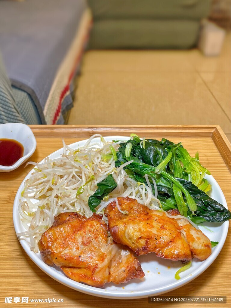 炸鸡配蔬菜