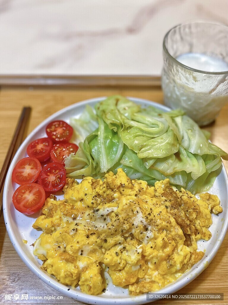美味炒蛋配蔬菜沙拉