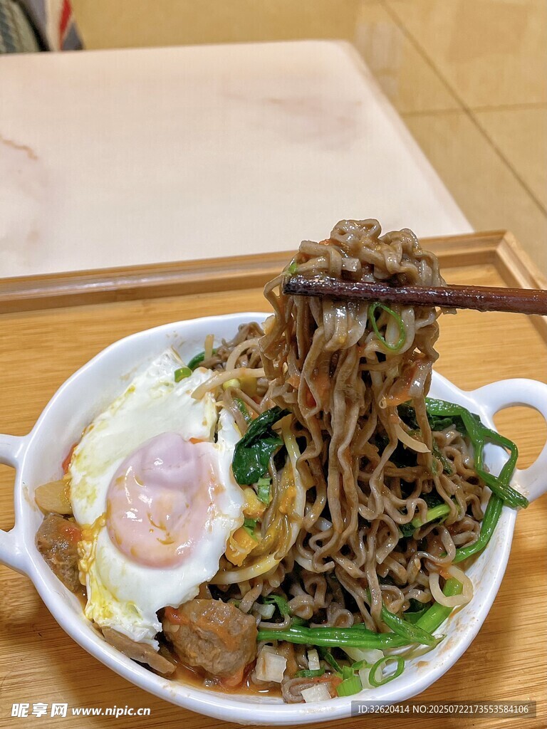 拌面配煎蛋与蔬菜