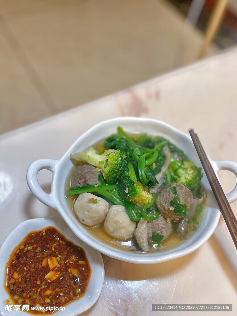 鲜香丸子蔬菜汤
