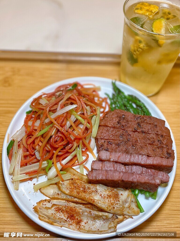 美味简餐搭配清爽饮品