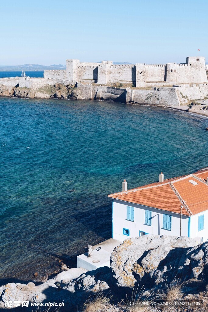 海边小屋静谧蓝色海岸