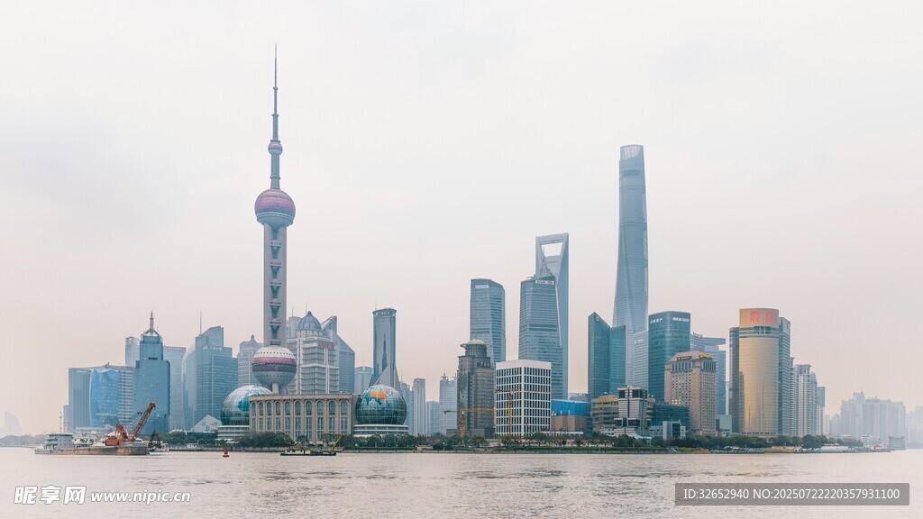 上海外滩现代都市天际线