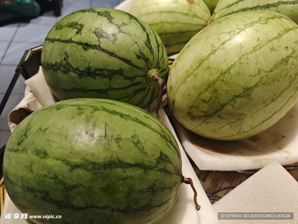新鲜翠绿的多个西瓜