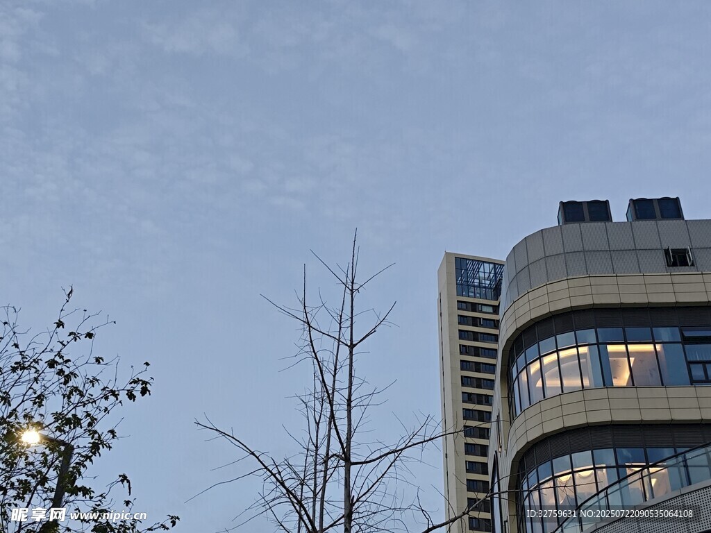 城市夜景中的现代建筑
