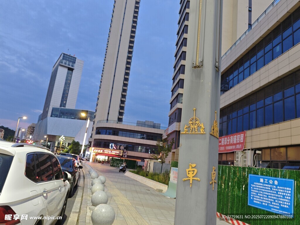 城市街道旁的高楼与停车区