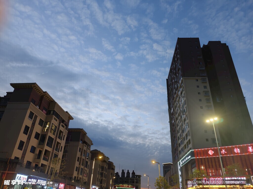 城市夜幕下的高楼与街景
