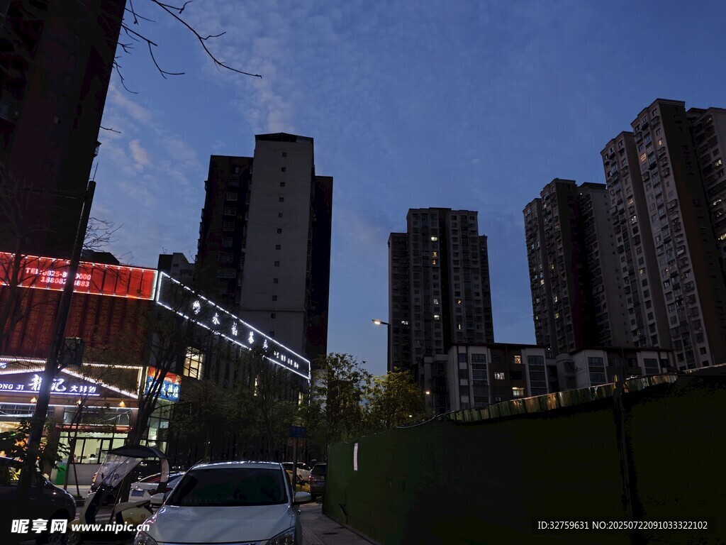 城市夜景中的高楼与车辆