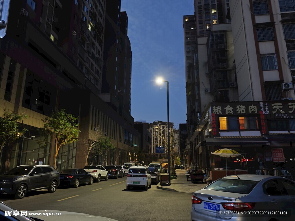 城市街道夜景中的车辆