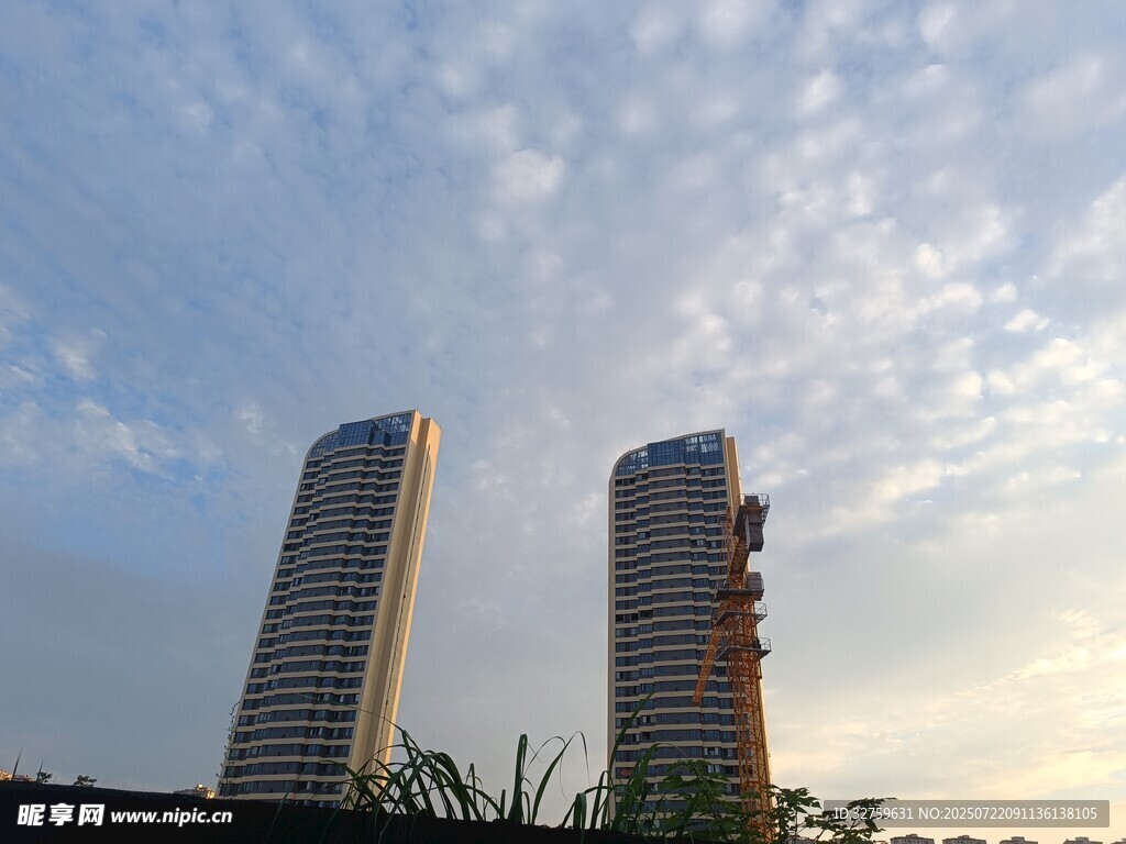 夕阳下的双子高楼景观