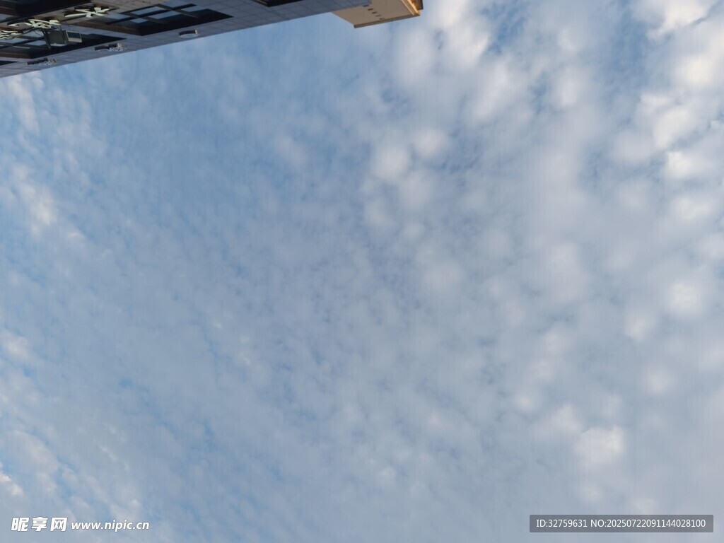 仰视天空中的白云