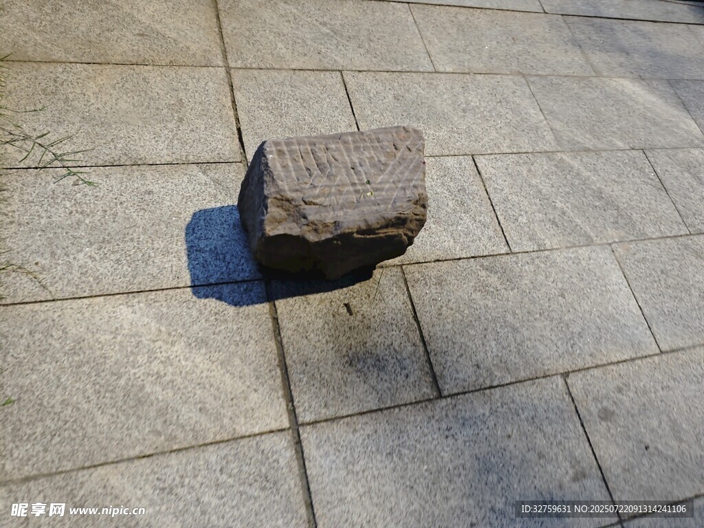 地面上的方形石块