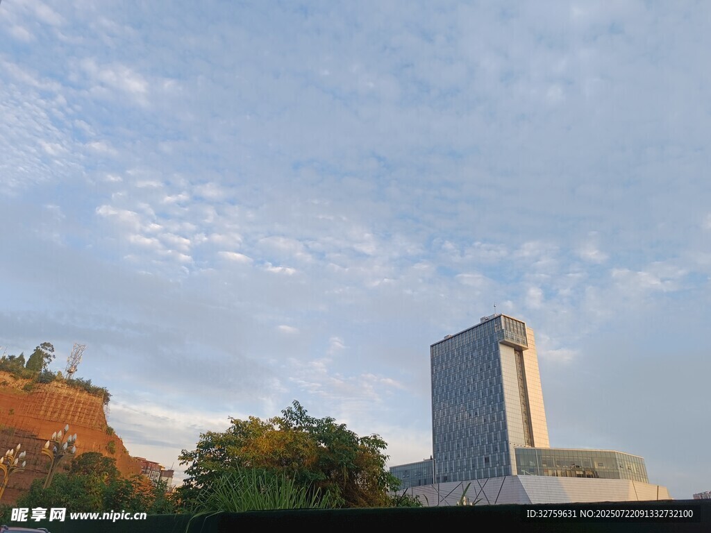黄昏下的建筑与多彩天空
