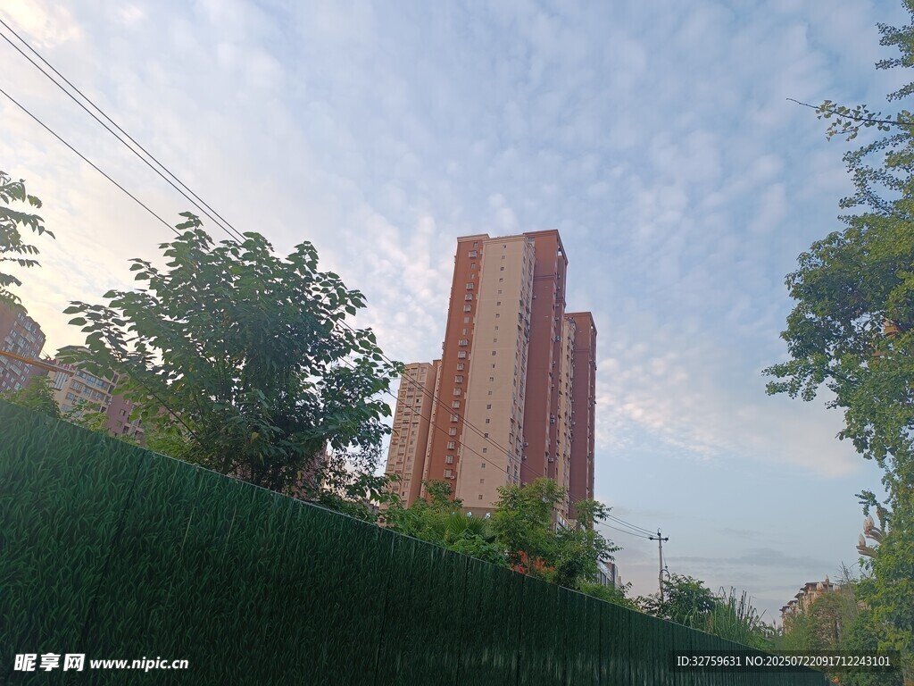 城市中高耸的红色建筑