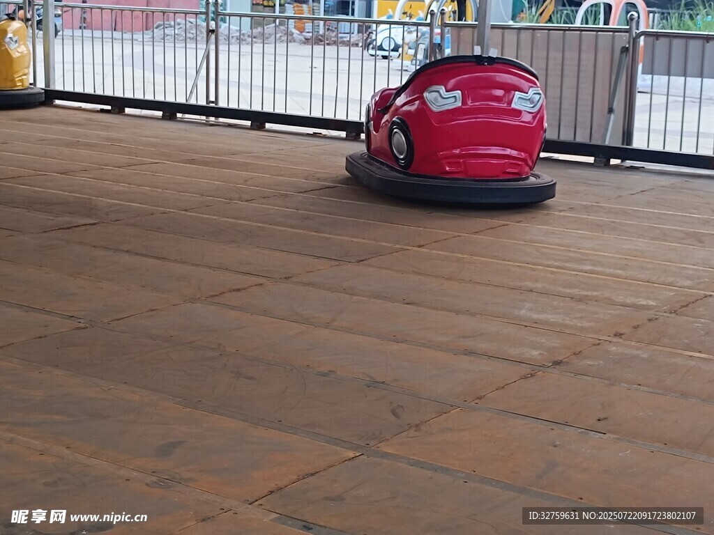 红色清洁车在空旷场地作业