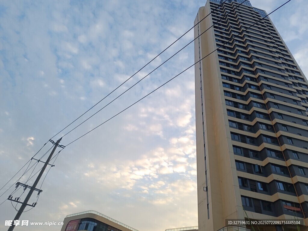 城市中高耸的现代风格建筑