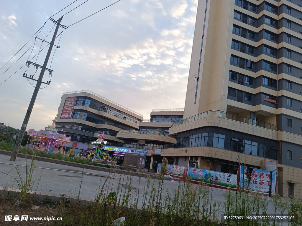 城市中现代风格的高层建筑