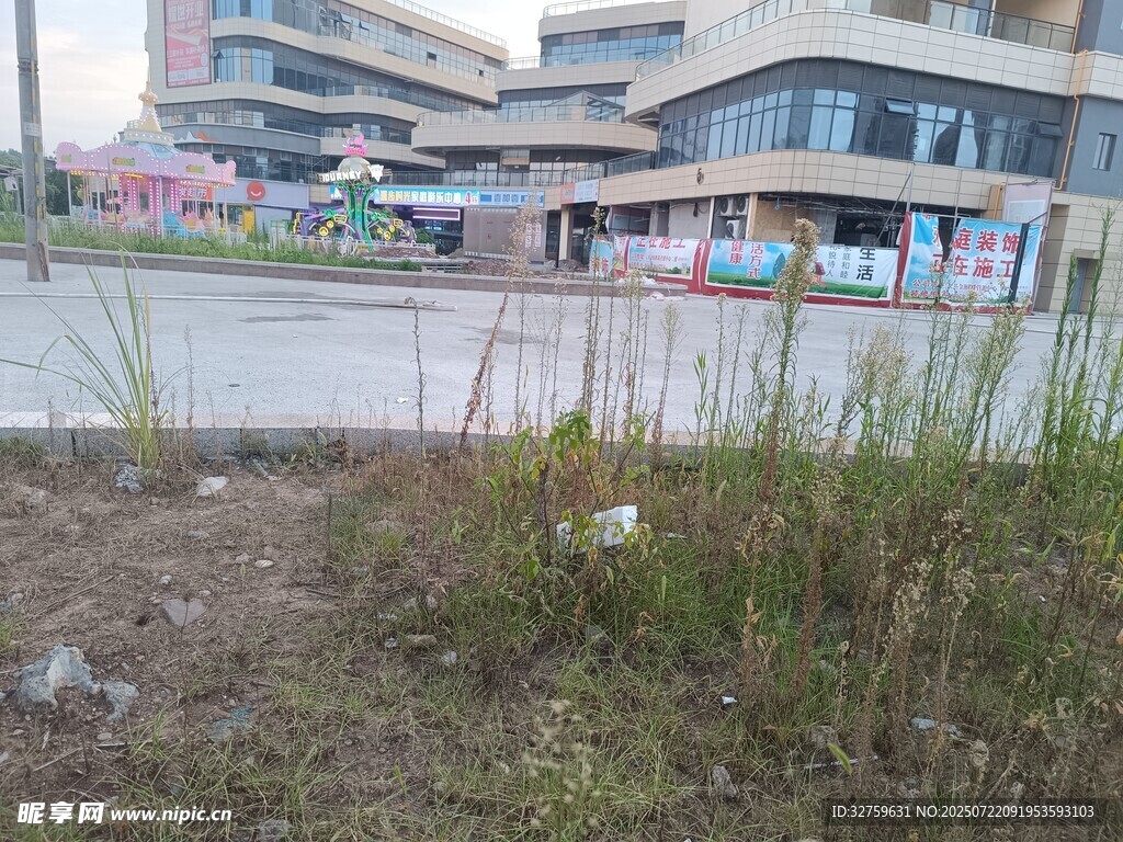 城市边的草地与现代建筑