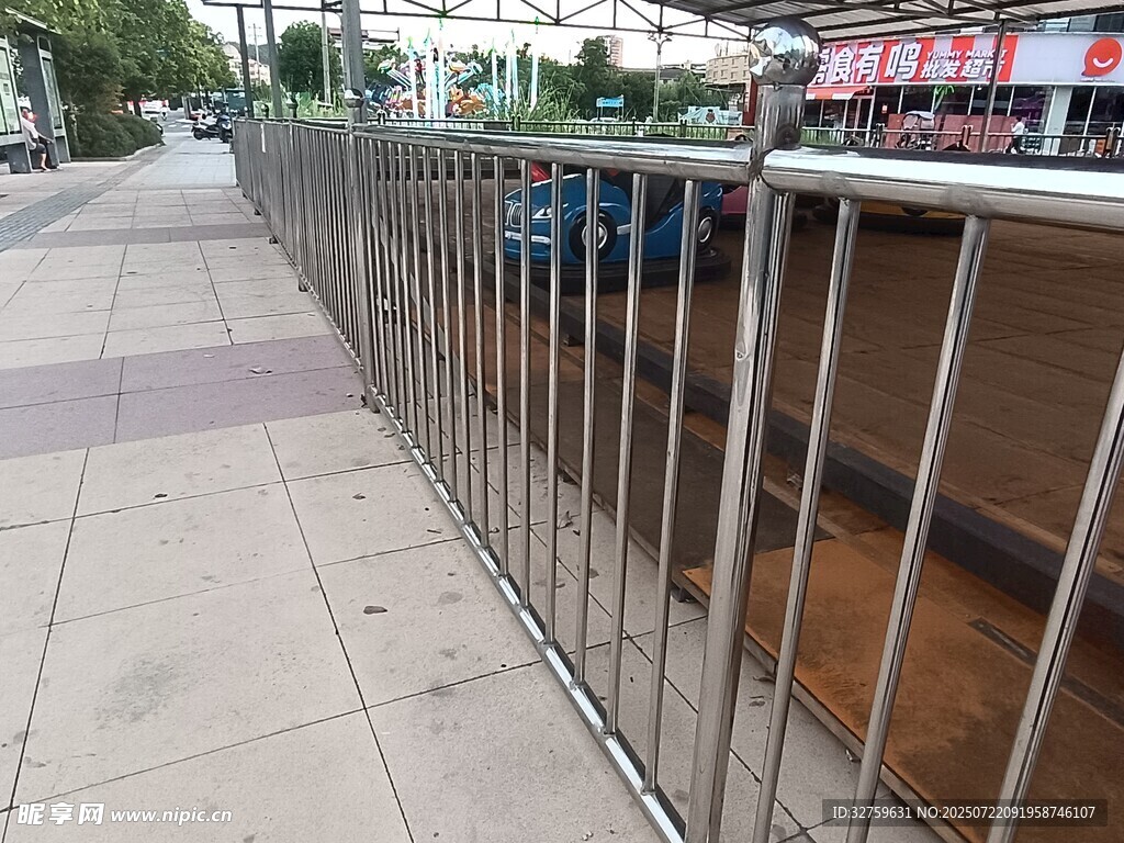 街道旁的金属护栏