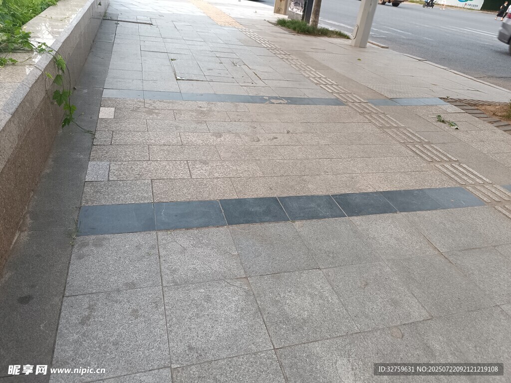 城市空旷整洁的人行步道