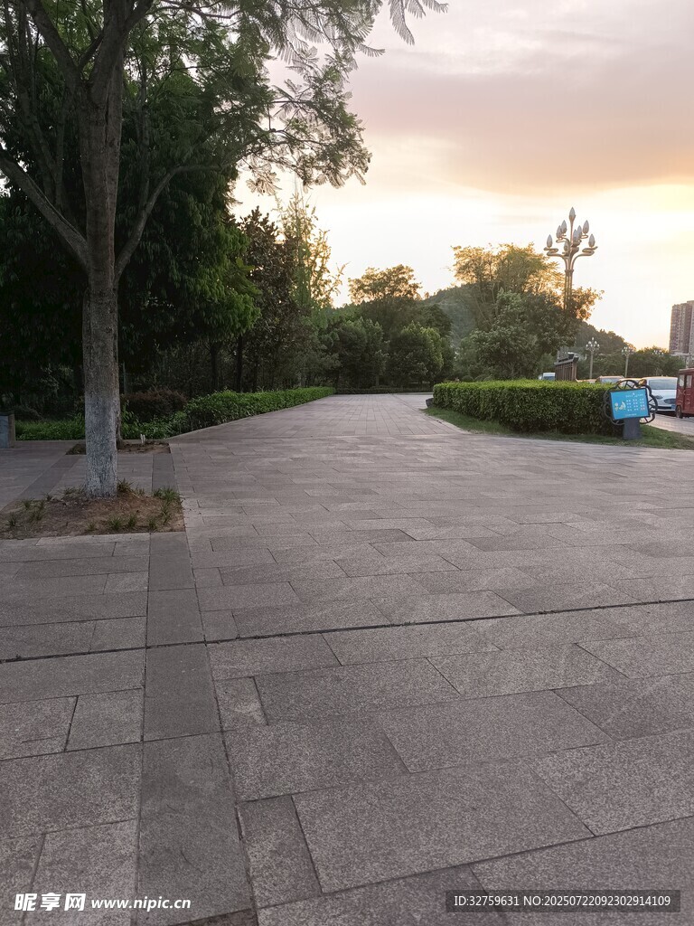 黄昏下的静谧户外步道