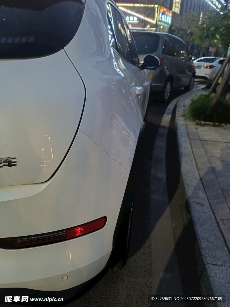 白色汽车路边停车场景