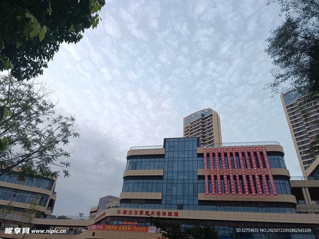 城市中色彩鲜明的现代建筑