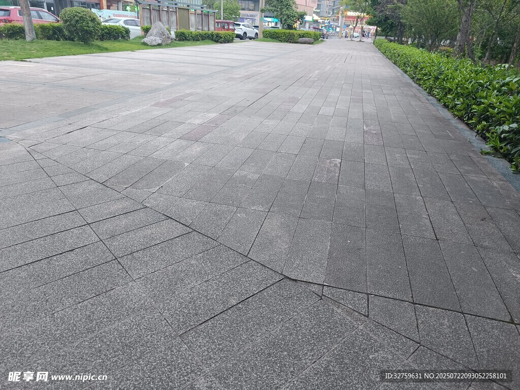 宽阔平整的道路