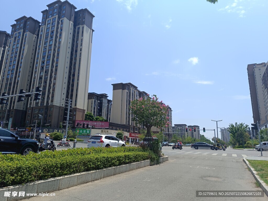 城市街道旁的高楼景观