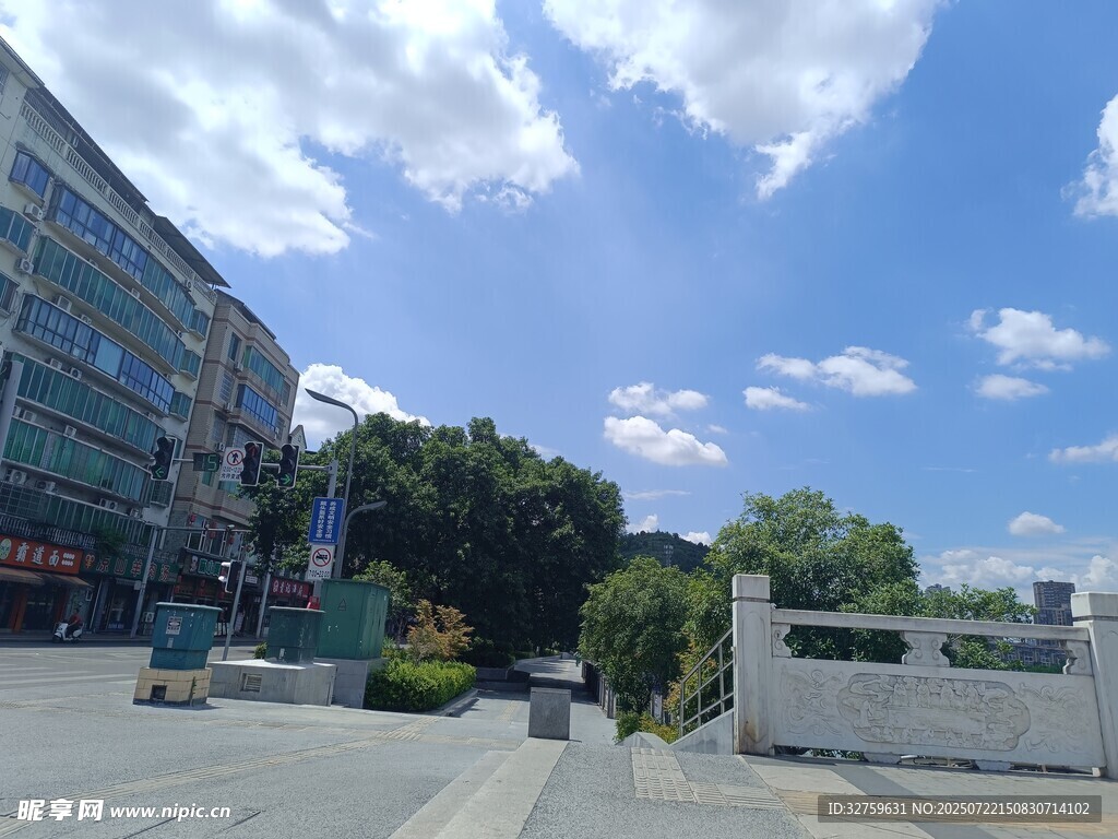 城市街道旁的建筑与蓝天