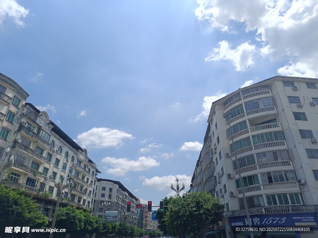 城市街道两旁的多层建筑
