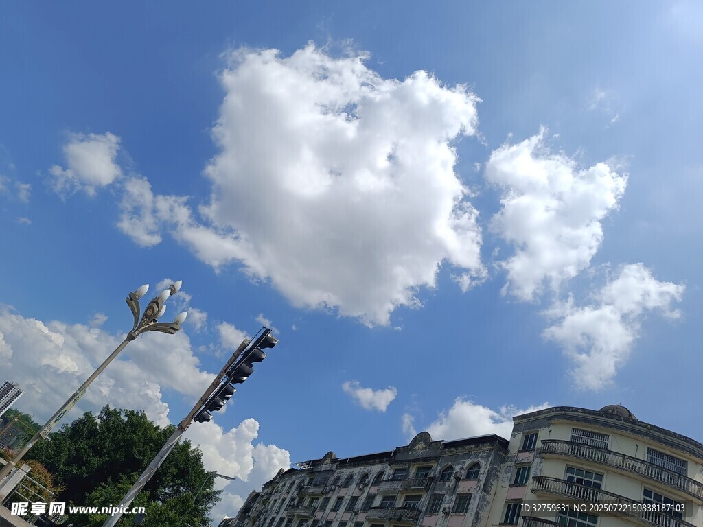 城市上空的白云美景