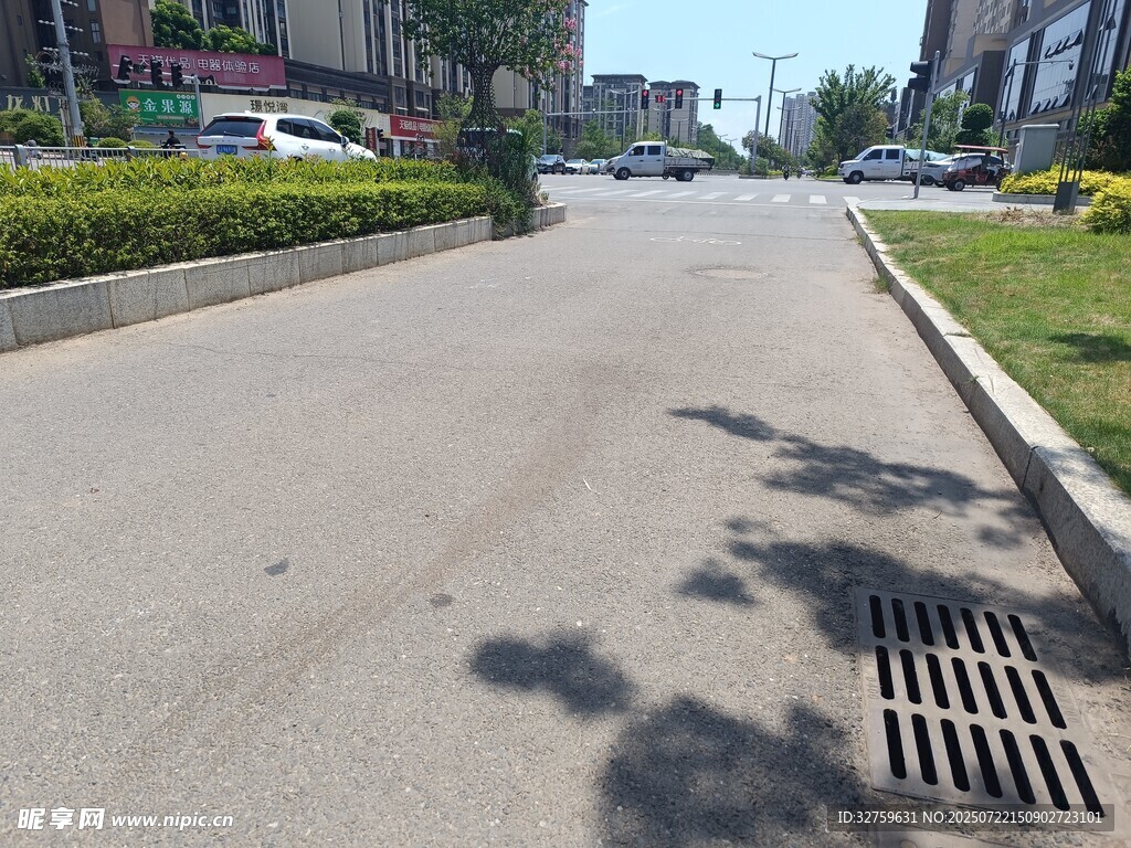 城市街道边的排水口景观