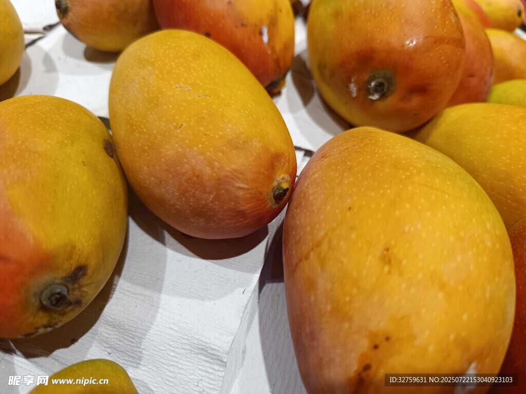 新鲜饱满的成熟芒果