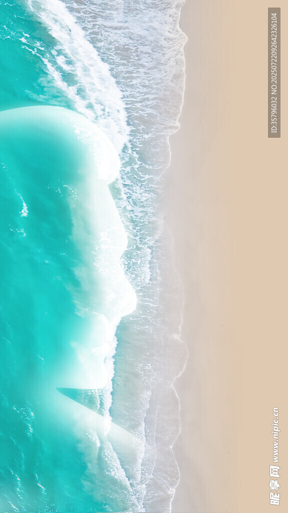 海浪轻拍沙滩的美丽景象