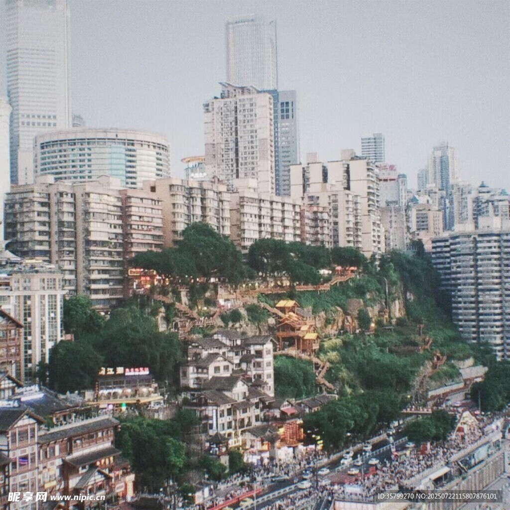 绿意洪崖