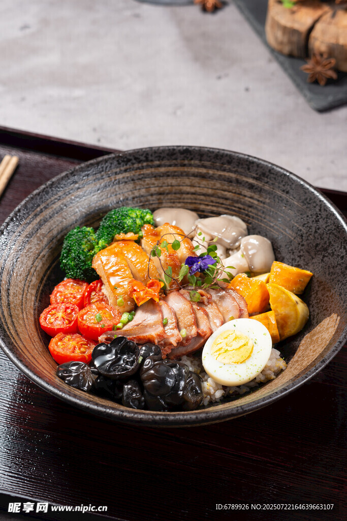 黑叉烧鸡腿排双拼饭